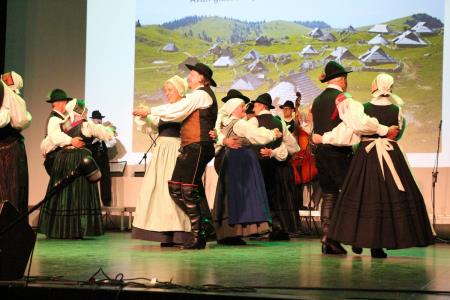 Ples in glasba izpod kamniških planin v izvedbi Folklorne skupine Kamnik in njihovih prijateljev  (6)